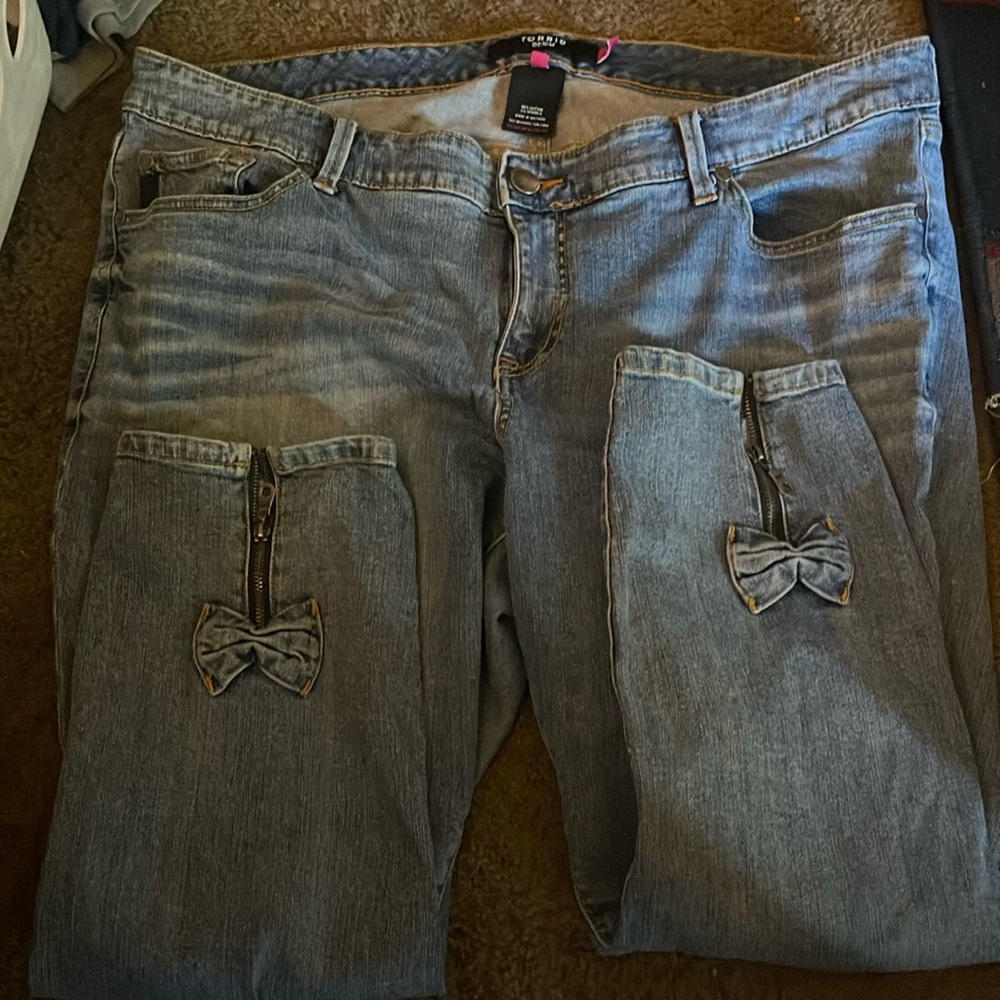 Torrid zip bow capris